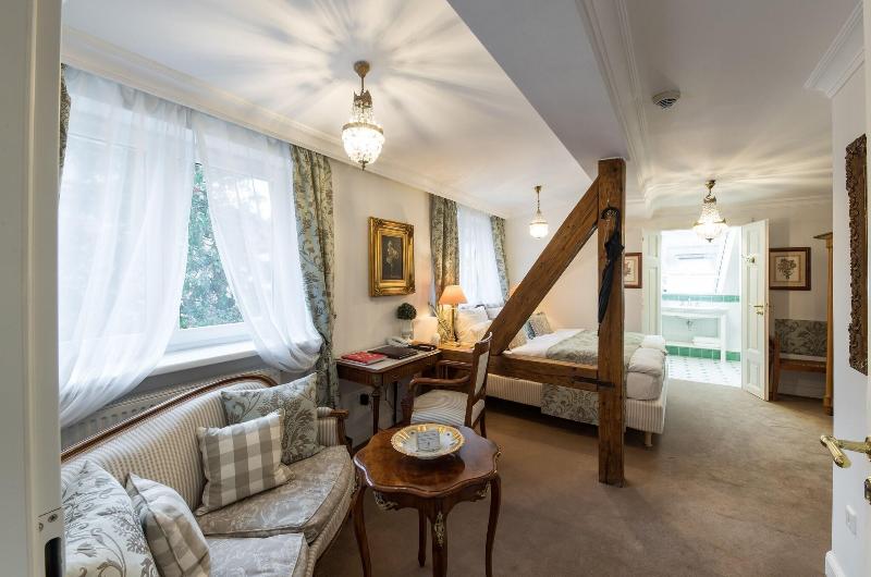 带大床的套房, Holiday Inn Express Airport East, An Ihg