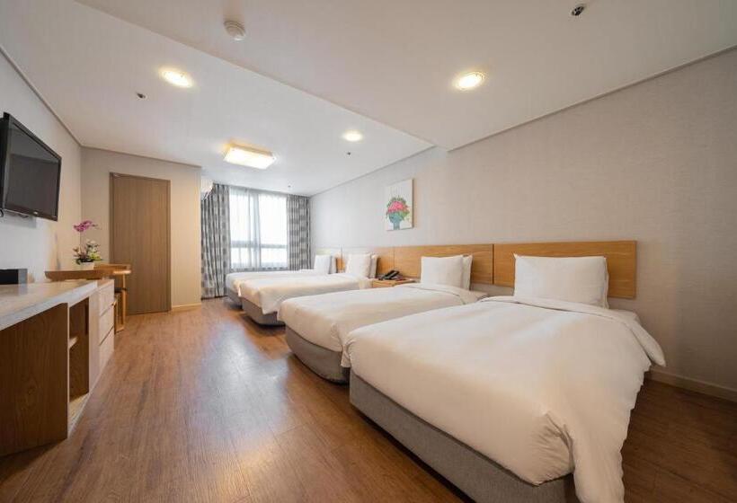 اتاق لوکس چهار تخته, Ramada By Wyndham Seoul Dongdaemun