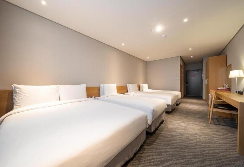 Pokój Czteroosobowy Standard, Ramada By Wyndham Seoul Dongdaemun