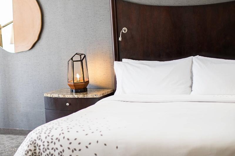 اتاق استاندارد با تخت بزرگ, Renaissance Raleigh North Hills