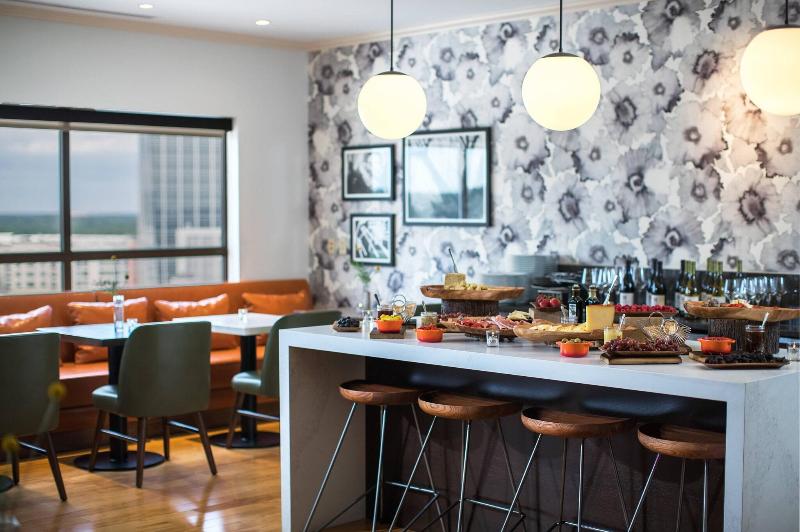 Номер Клуб, Renaissance Raleigh North Hills