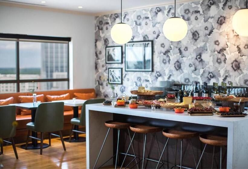 Номер Клуб, Renaissance Raleigh North Hills