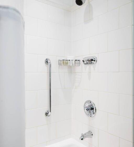 اتاق استاندارد با تخت بزرگ برای معلولان, Renaissance Raleigh North Hills