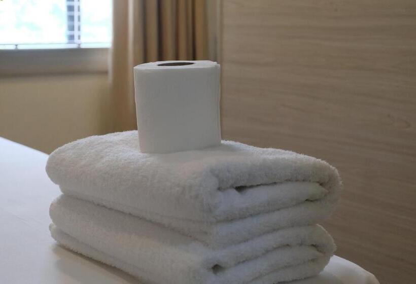 اتاق لوکس سه تخته, Spaces Hotel Makati