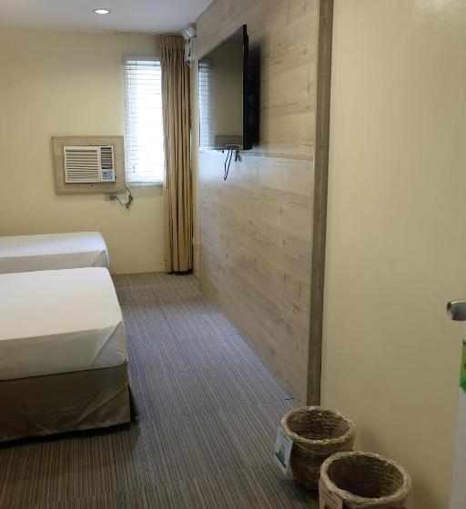 اتاق لوکس سه تخته, Spaces Hotel Makati