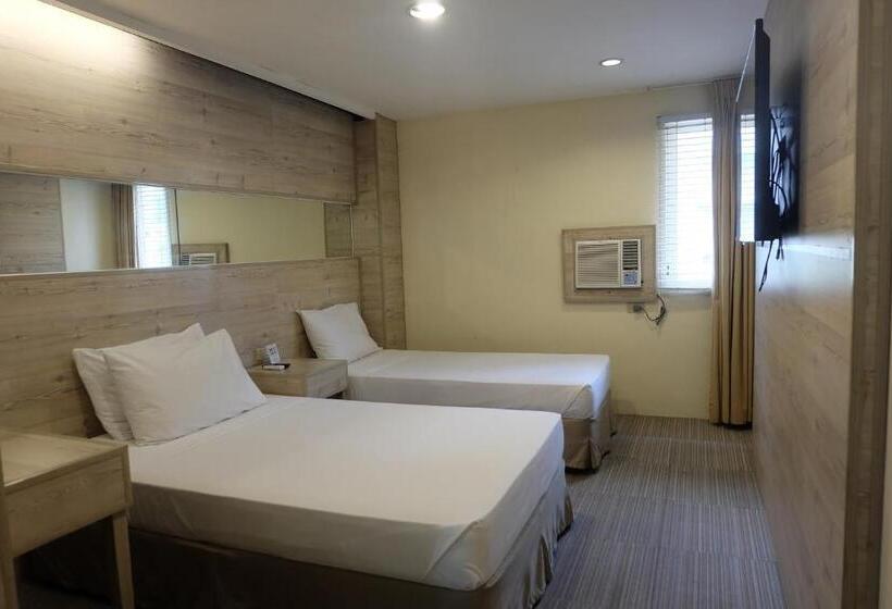 اتاق لوکس سه تخته, Spaces Hotel Makati