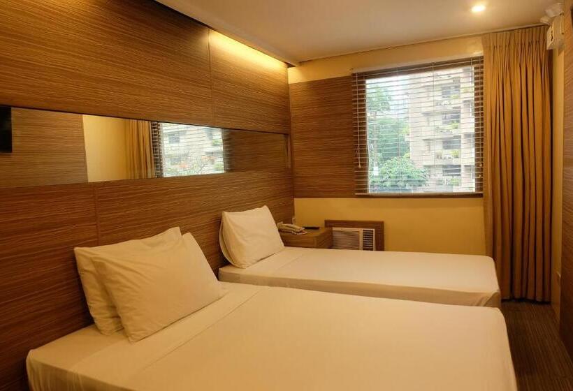 اتاق لوکس سه تخته, Spaces Hotel Makati