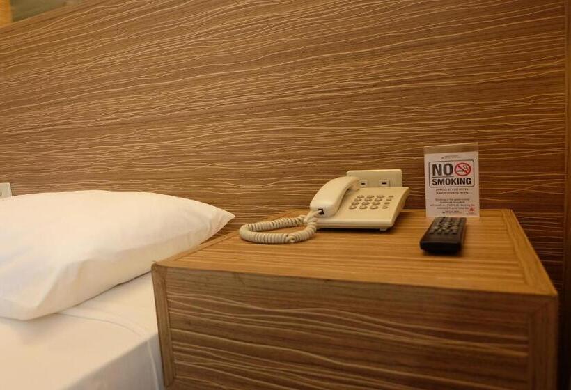 اتاق لوکس سه تخته, Spaces Hotel Makati