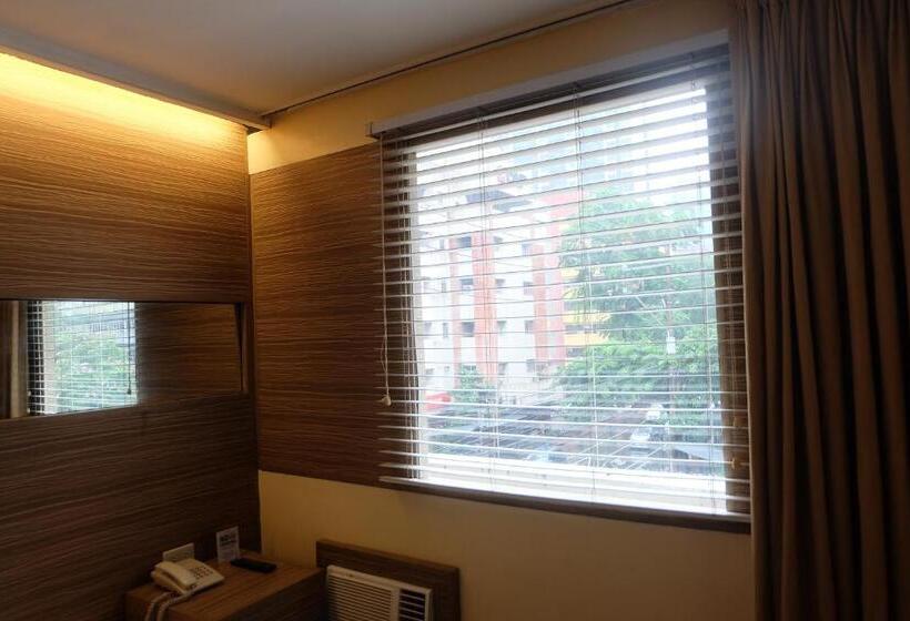 اتاق لوکس سه تخته, Spaces Hotel Makati