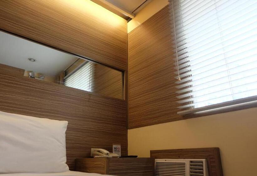 اتاق لوکس سه تخته, Spaces Hotel Makati