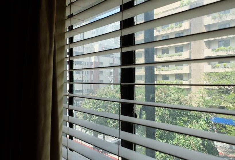 اتاق لوکس سه تخته, Spaces Hotel Makati