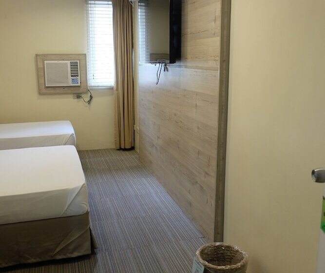 اتاق لوکس سه تخته, Spaces Hotel Makati