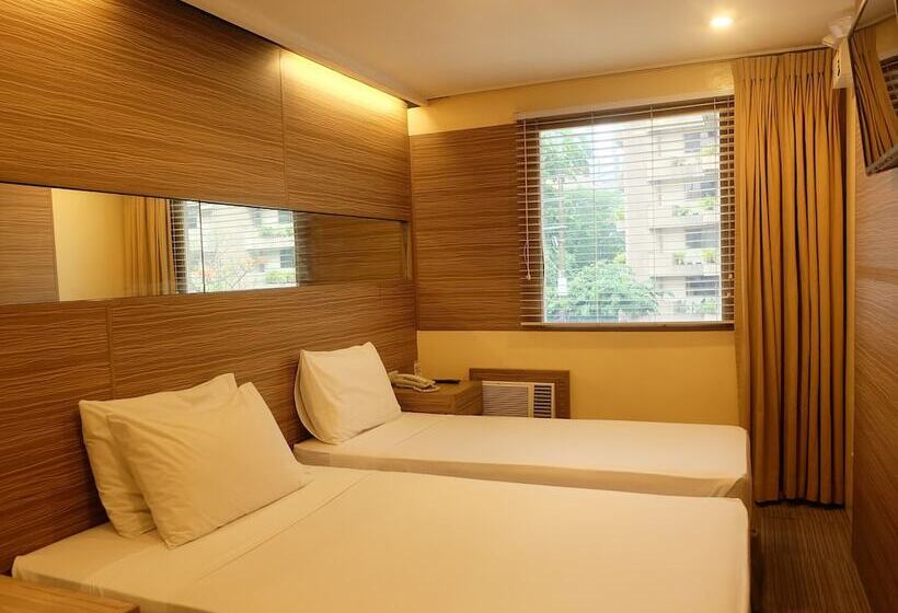 اتاق لوکس سه تخته, Spaces Hotel Makati