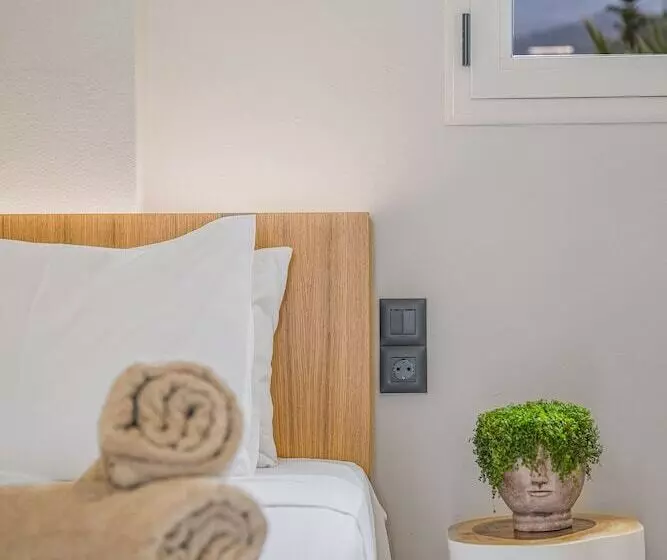 آپارتمان 1 خوابه با چشمانداز جانبی دریا, Notos Heights Hotel & Suites