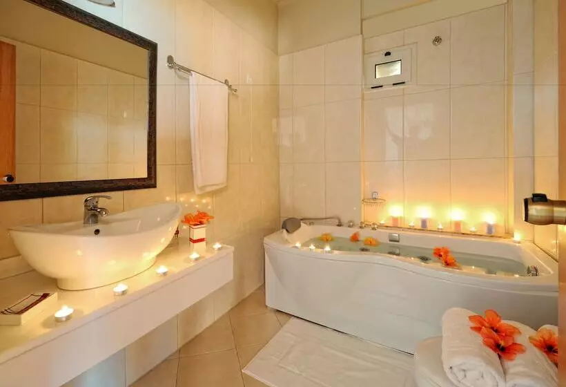سوییت خانوادگی, Notos Heights Hotel & Suites