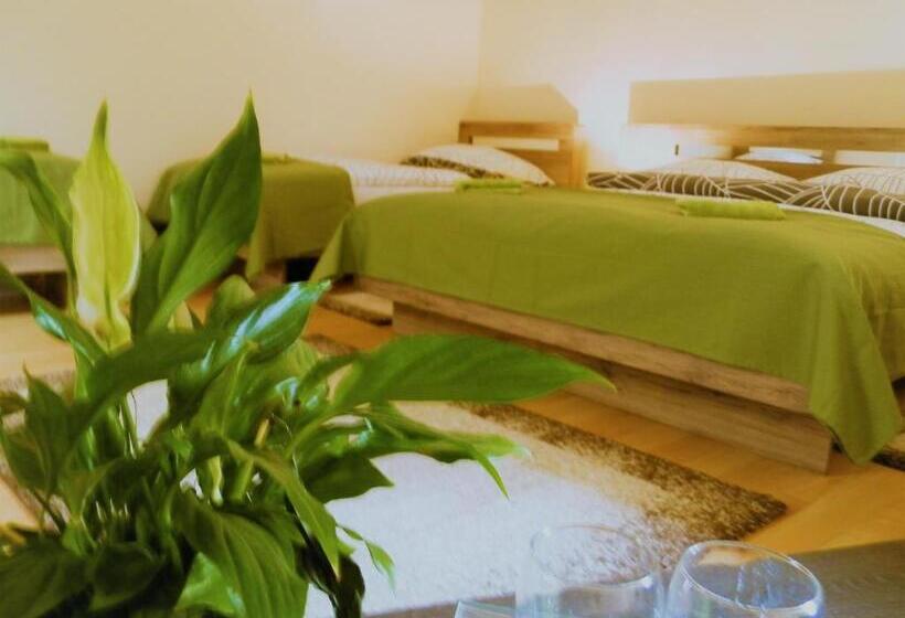 חדר סטנדרט לארבעה, Bartók Tér Panzió