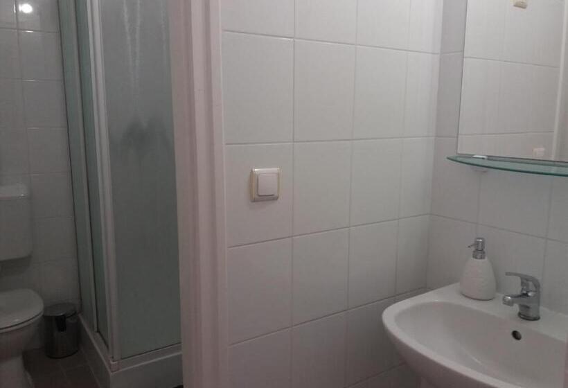 חדר משפחתי, Bartók Tér Panzió