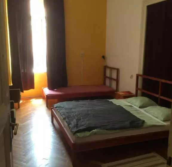 اتاق استاندارد با سرویس بهداشتی مشترک, Nap Hostel Pécs