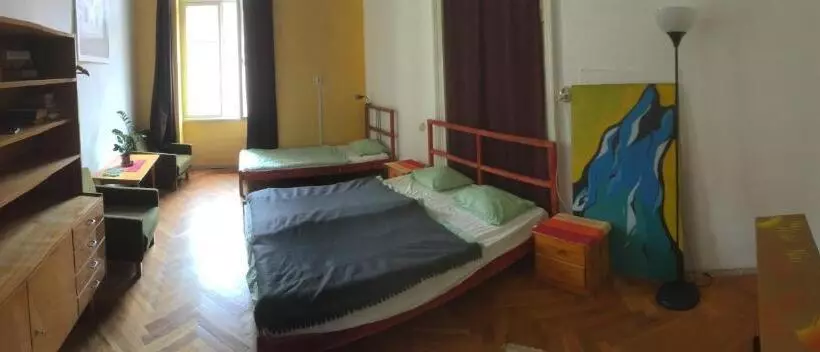 اتاق استاندارد با سرویس بهداشتی مشترک, Nap Hostel Pécs
