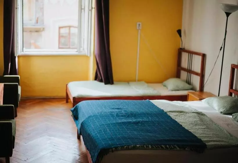 اتاق استاندارد با سرویس بهداشتی مشترک, Nap Hostel Pécs