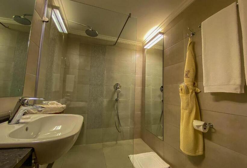 اتاق لوکس, The African Regent