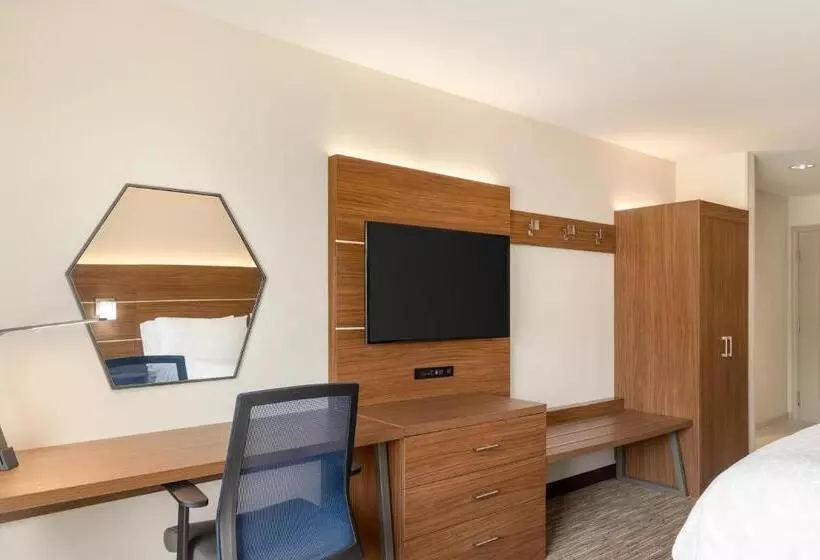 身障者適用キングサイズベッドルーム, Holiday Inn Express & Suites Searcy, An Ihg