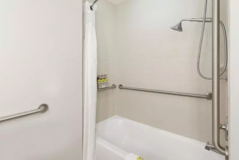 身障者適用キングサイズベッドルーム, Holiday Inn Express & Suites Searcy, An Ihg