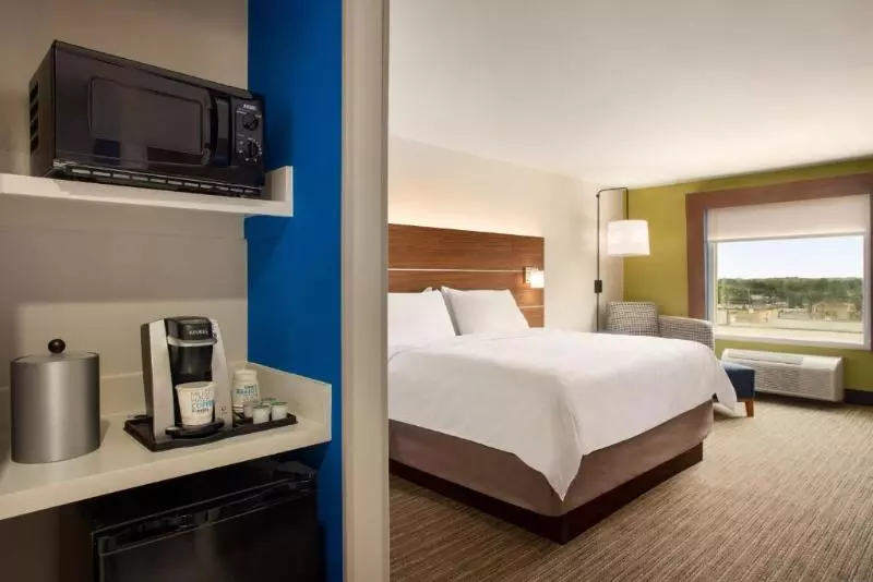身障者適用キングサイズベッドルーム, Holiday Inn Express & Suites Searcy, An Ihg