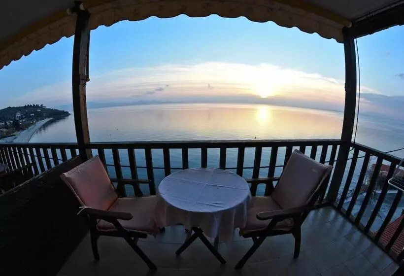 Triple Room Sea View, Maistrali