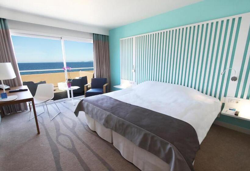 اتاق سوپریور با چشم‌انداز دریا و بالکن, Radisson Blu Resort & Spa, Ajaccio Bay