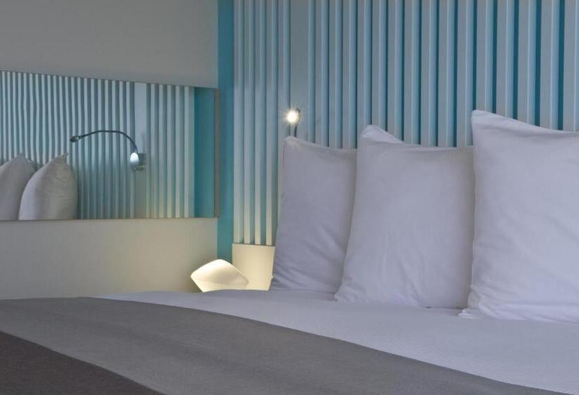 اتاق سوپریور با چشم‌انداز دریا و بالکن, Radisson Blu Resort & Spa, Ajaccio Bay