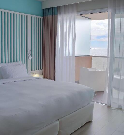 اتاق سوپریور با چشم‌انداز دریا و بالکن, Radisson Blu Resort & Spa, Ajaccio Bay