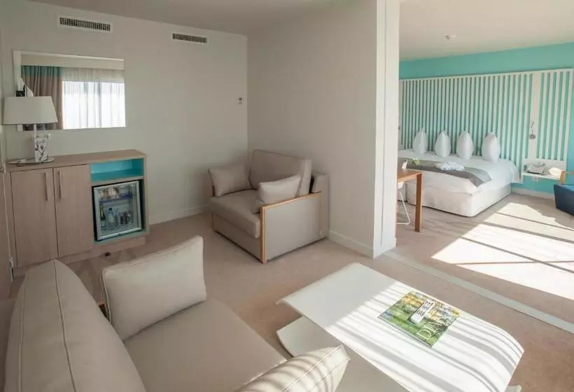 سوییت جونیور با چشمانداز دریا, Radisson Blu Resort & Spa, Ajaccio Bay