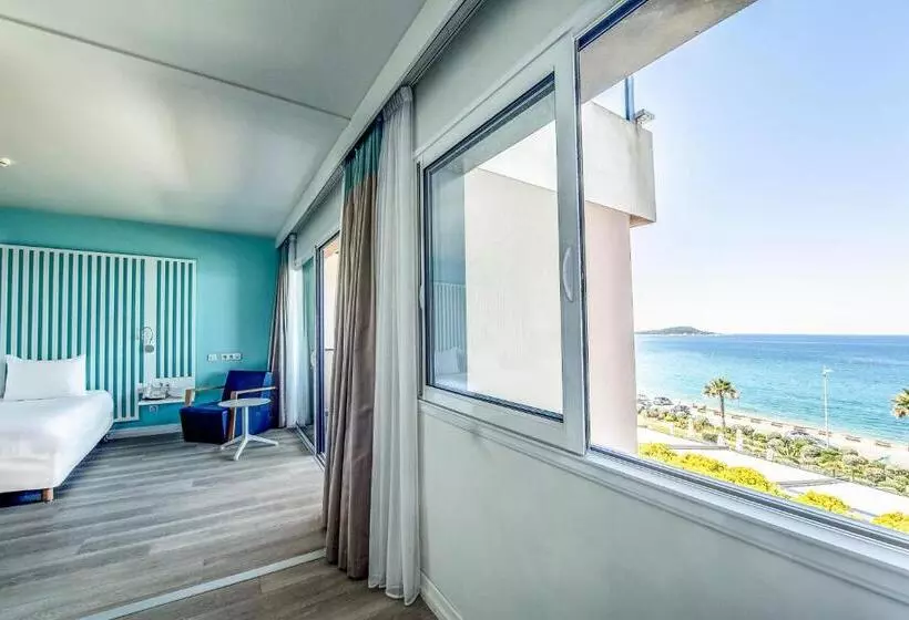سوییت جونیور با چشمانداز دریا, Radisson Blu Resort & Spa, Ajaccio Bay