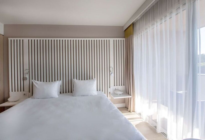 اتاق استاندارد با بالکن, Radisson Blu Resort & Spa, Ajaccio Bay