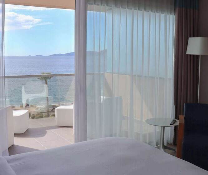 اتاق خانوادگی با چشم‌انداز دریا, Radisson Blu Resort & Spa, Ajaccio Bay