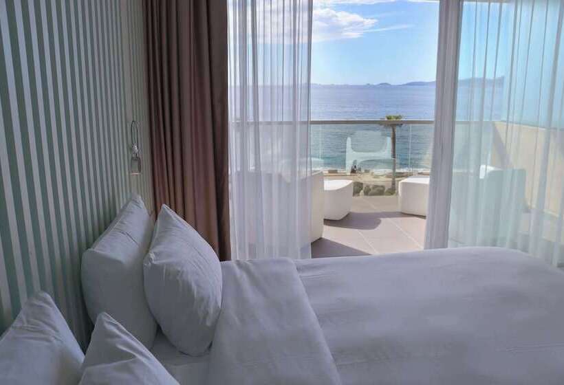 اتاق خانوادگی با چشم‌انداز دریا, Radisson Blu Resort & Spa, Ajaccio Bay