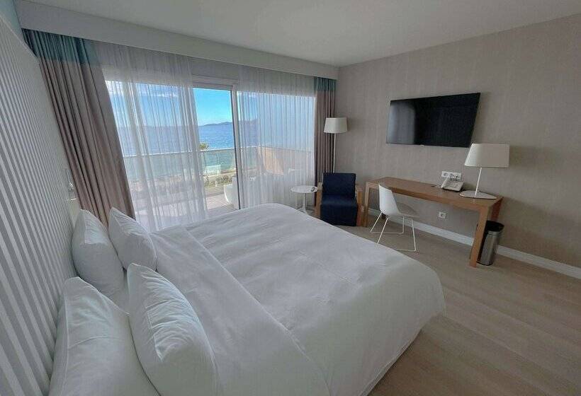 اتاق خانوادگی با چشم‌انداز دریا, Radisson Blu Resort & Spa, Ajaccio Bay