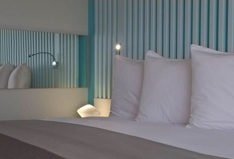 اتاق سوپریور با چشم‌انداز دریا و بالکن, Radisson Blu Resort & Spa, Ajaccio Bay