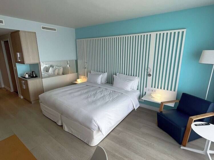 اتاق سوپریور با چشم‌انداز دریا و بالکن, Radisson Blu Resort & Spa, Ajaccio Bay