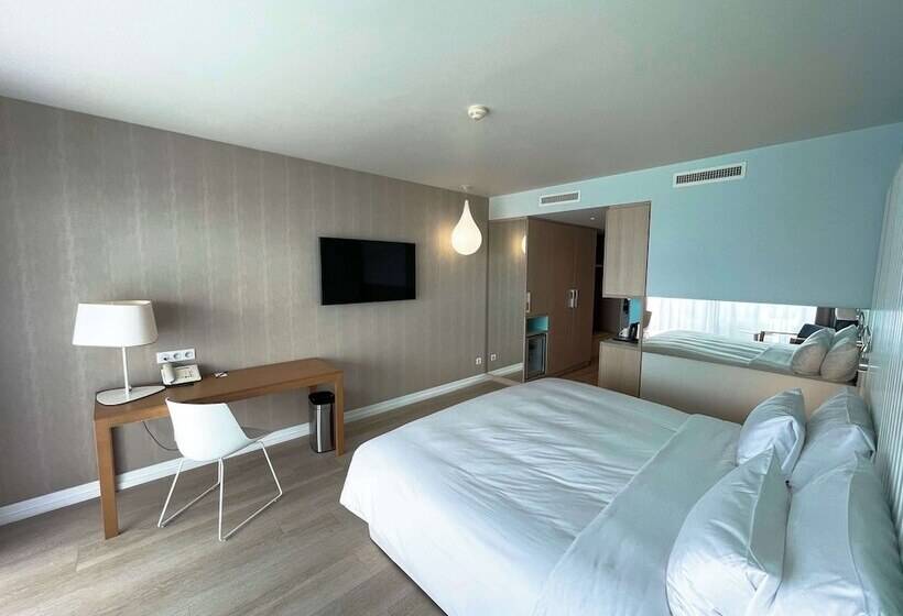 اتاق سوپریور با چشم‌انداز دریا و بالکن, Radisson Blu Resort & Spa, Ajaccio Bay