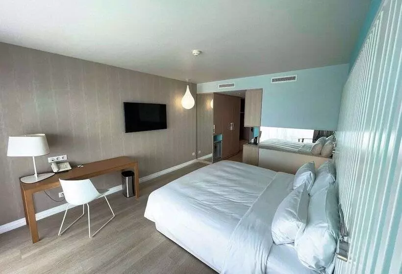اتاق سوپریور با چشمانداز دریا و بالکن, Radisson Blu Resort & Spa, Ajaccio Bay