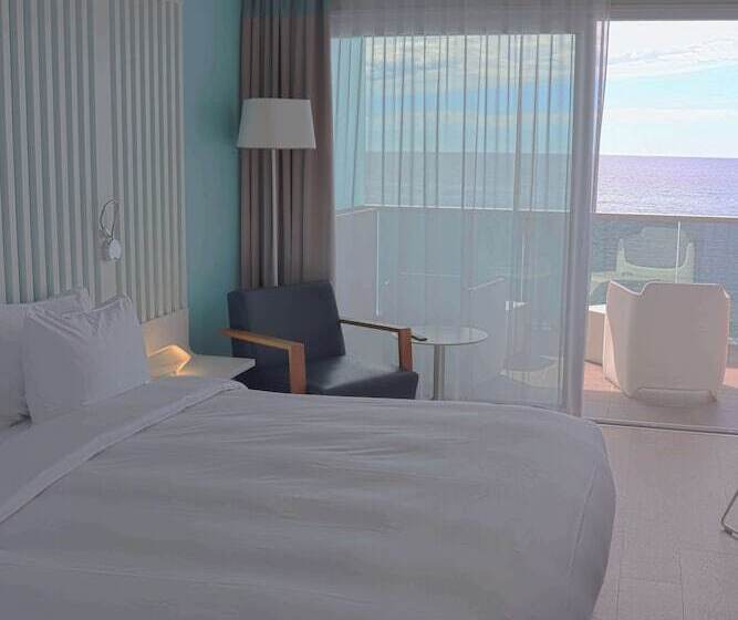 اتاق سوپریور با چشم‌انداز دریا و بالکن, Radisson Blu Resort & Spa, Ajaccio Bay