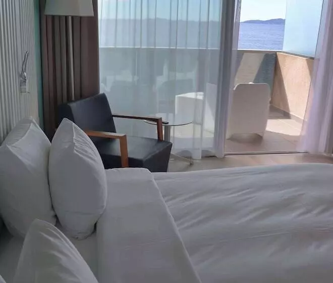 اتاق سوپریور با چشمانداز دریا و بالکن, Radisson Blu Resort & Spa, Ajaccio Bay