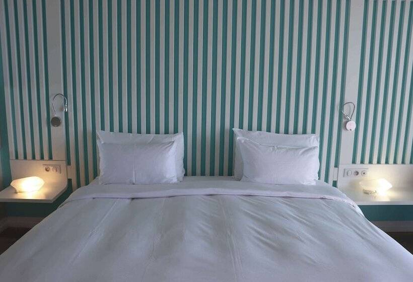 اتاق سوپریور با چشم‌انداز دریا و بالکن, Radisson Blu Resort & Spa, Ajaccio Bay