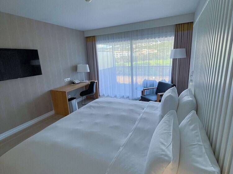 اتاق استاندارد با بالکن, Radisson Blu Resort & Spa, Ajaccio Bay