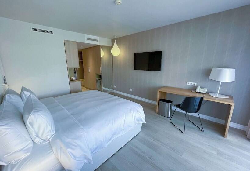 اتاق استاندارد با بالکن, Radisson Blu Resort & Spa, Ajaccio Bay