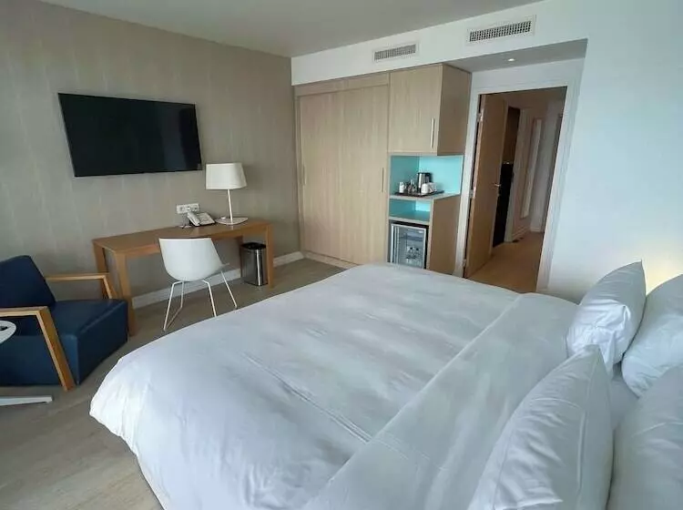 اتاق خانوادگی با چشمانداز دریا, Radisson Blu Resort & Spa, Ajaccio Bay