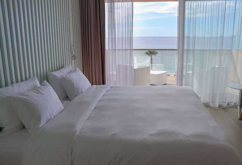 اتاق خانوادگی با چشم‌انداز دریا, Radisson Blu Resort & Spa, Ajaccio Bay