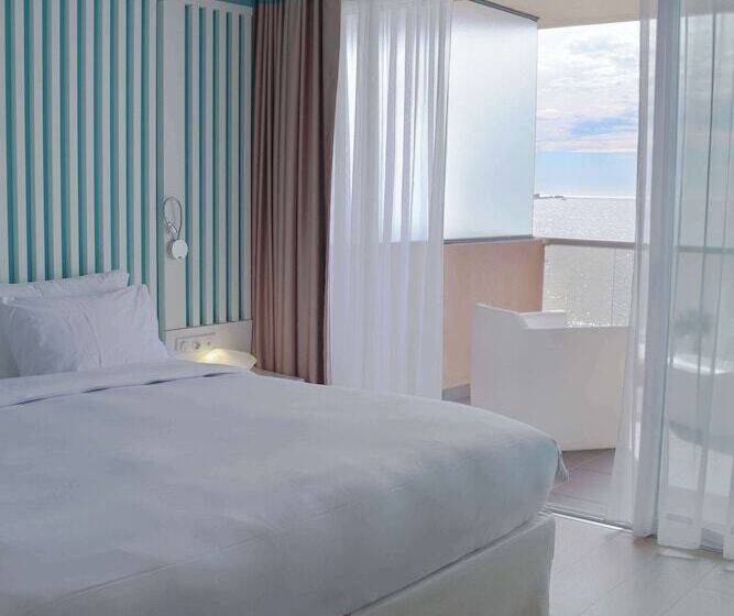 اتاق خانوادگی با چشم‌انداز دریا, Radisson Blu Resort & Spa, Ajaccio Bay